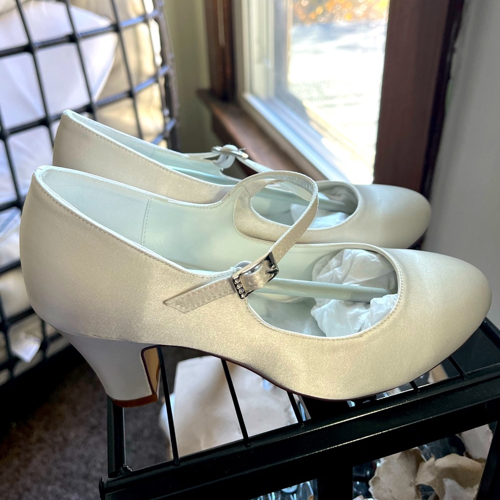 Elegant Park size 6 white wedding shoes with buckle strap